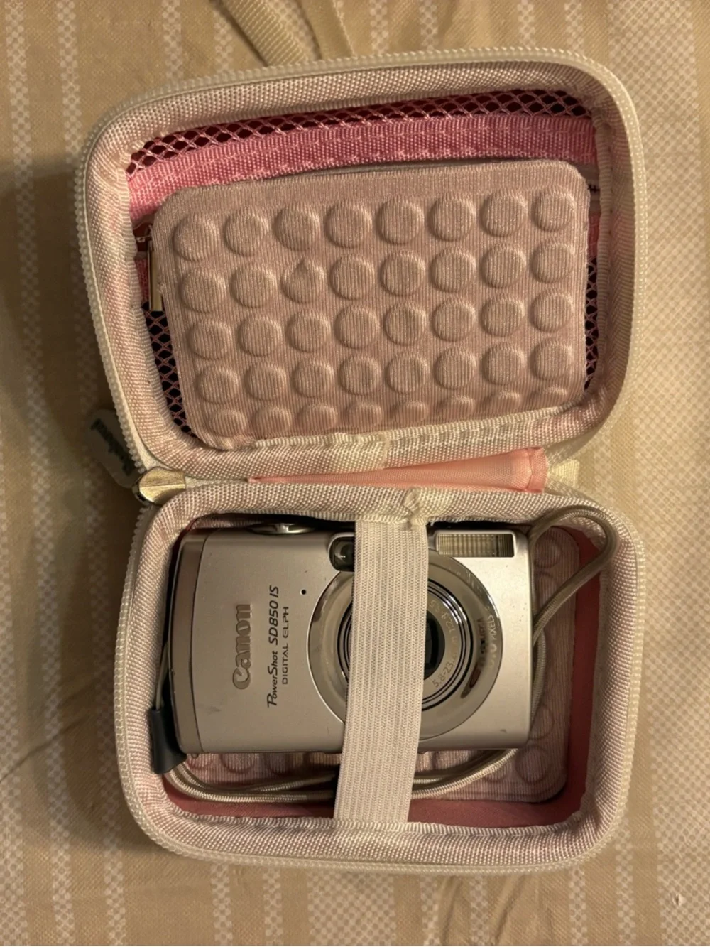 Canon PowerShot SD850 IS Silver Digital Camera - Picture 4 of 8